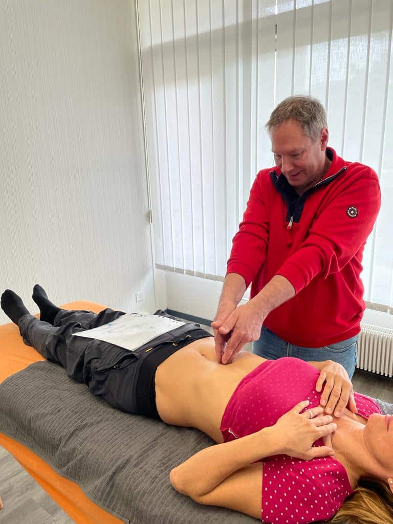 Stéphane Quéry en formation massage abdominal - Méthode Adamski